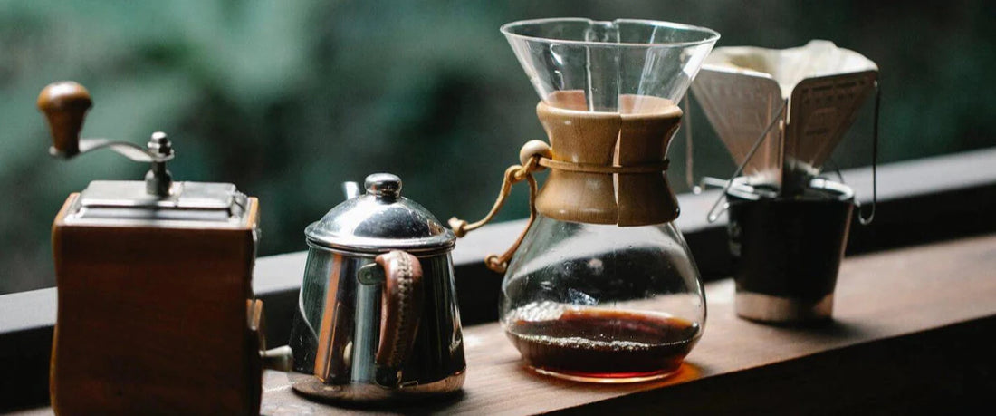 Verschiedene Aufbrühmethoden für Filterkaffee auf der Fensterbank in einem Café arrangiert.