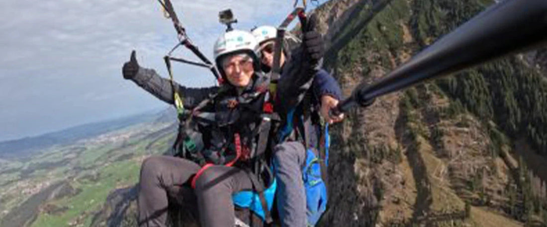 Tina beim Paragliding über den Bergen von Oberstdorf.