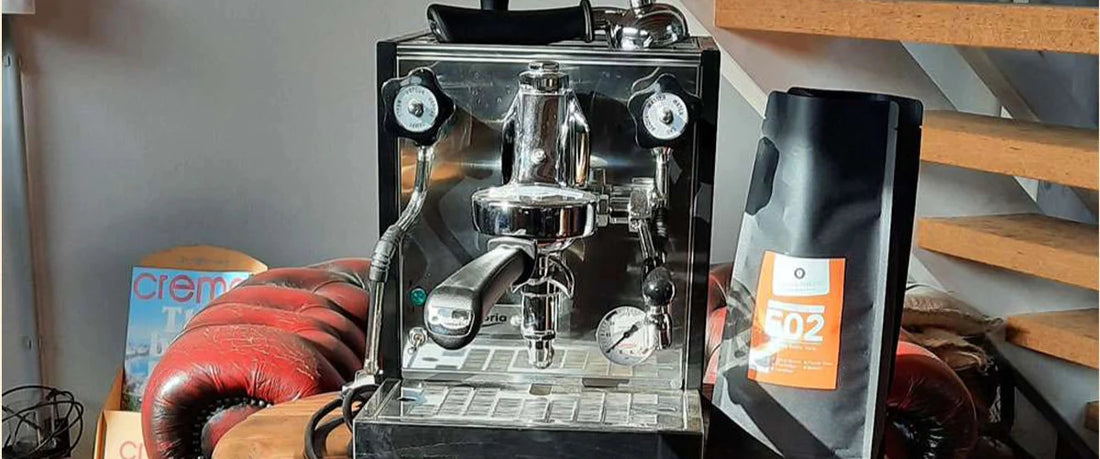Hochwertige Espressomaschine von Coffee Weinberg, stilvoll präsentiert in der Rösterei Beans and Friends.