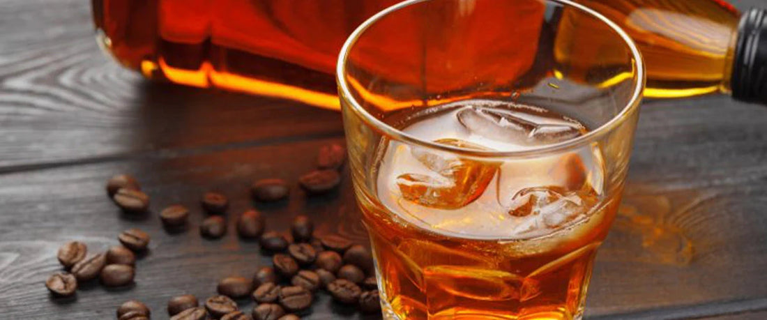 Whiskyglas gefüllt mit Kaffeebohnen – Barrels Coffee mit Fassreifung.