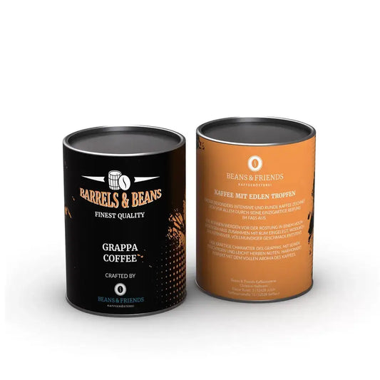 Grappa Kaffee in edler Dose – Schwarze Dose mit auffälligem Etikett, das eine Fassgrafik in Schwarz und Orange zeigt, passend zur Grappa-Note des Kaffees.