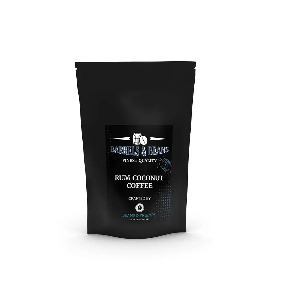 Rum Coconut Kaffee in edlen Tüten – Schwarze Tüte mit auffälligem Etikett, das eine Fassgrafik in Schwarz und blau zeigt, passend zur Rum-Note des Kaffees.
