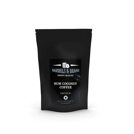 Rum Coconut Kaffee in edlen Tüten – Schwarze Tüte mit auffälligem Etikett, das eine Fassgrafik in Schwarz und blau zeigt, passend zur Rum-Note des Kaffees.