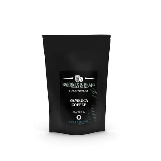 Sambucca Kaffee in edlen Tüten – Schwarze Tüte mit auffälligem Etikett, das eine Fassgrafik in Schwarz und grün zeigt, passend zur Sambucca-Note des Kaffees.