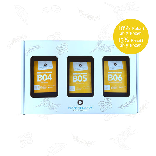 „Hier präsentieren wir unser Angebot für die Friendsbox – drei Balance-Kaffeesorten: Der Sonnige, Der Natürliche und Der Seelenschmeichler, stilvoll verpackt in einer schönen Geschenkbox. Auf dem Bild ist ein Rabatthinweis zu sehen: 10 % Rabatt ab 2 Boxen, 15 % Rabatt ab 5 Boxen – das perfekte Geschenk für Kaffeeliebhaber.“