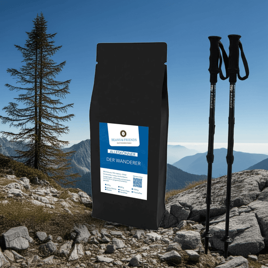 Kaffeesorte „Der Alleskönner – Der Camper Kaffee“ vor beeindruckender Bergkulisse mit ein paar Tannen – perfekt für Genussmomente in der Natur.