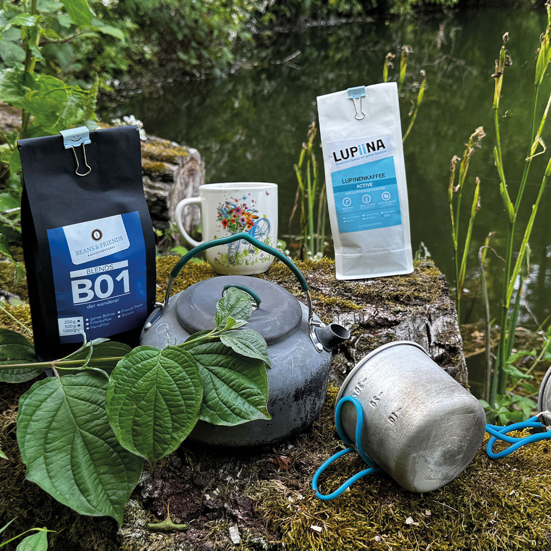 „Natur pur – See, Wald und viel Grün. In dieser traumhaften Kulisse präsentieren wir den Wanderer aus unserer Serie Outdoorskaffee – die Alleskönner – sowie den Lupinenkaffee Lupiina Active. Mit nostalgischem Outdoorgeschirr zeigt das Bild, wie schön es ist, sich in der Natur zu bewegen. Diese Kaffees schenken den besonderen Kick für aktive Momente.“