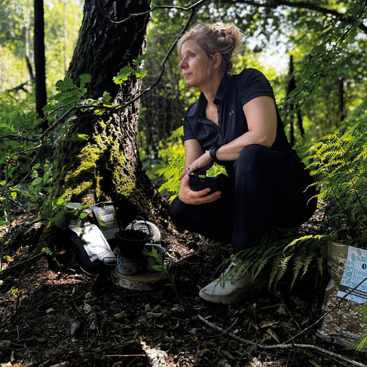 „Tina in einer ruhigen Stimmung im Wald, umgeben von der beruhigenden Schönheit der Natur. Sie präsentiert ihre Röstkaffees aus der Serie Land- und Waldkaffees – die Atmosphäre um sie herum strahlt pure Gelassenheit aus.“