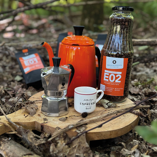 „Mitten im Wald, im Nirgendwo, im Gestrüpp, fanden wir die perfekte Umgebung, um unseren Espresso Bella Italia zu präsentieren. Passend in der Farbe Orange stehen eine Kanne, eine italienische Espressokanne Bialetti und eine Tasse – ein echter Blickfang in der natürlichen Szenerie.“