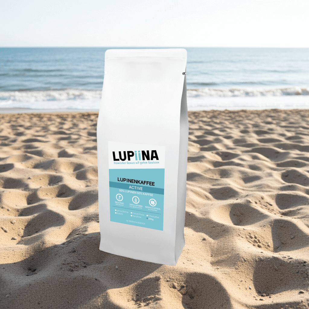 50 % Lupine, 50 % Kaffee – koffein- und proteinreiche Power-Mischung für aktive Tage; im Hintergrund ein sonniger Strand