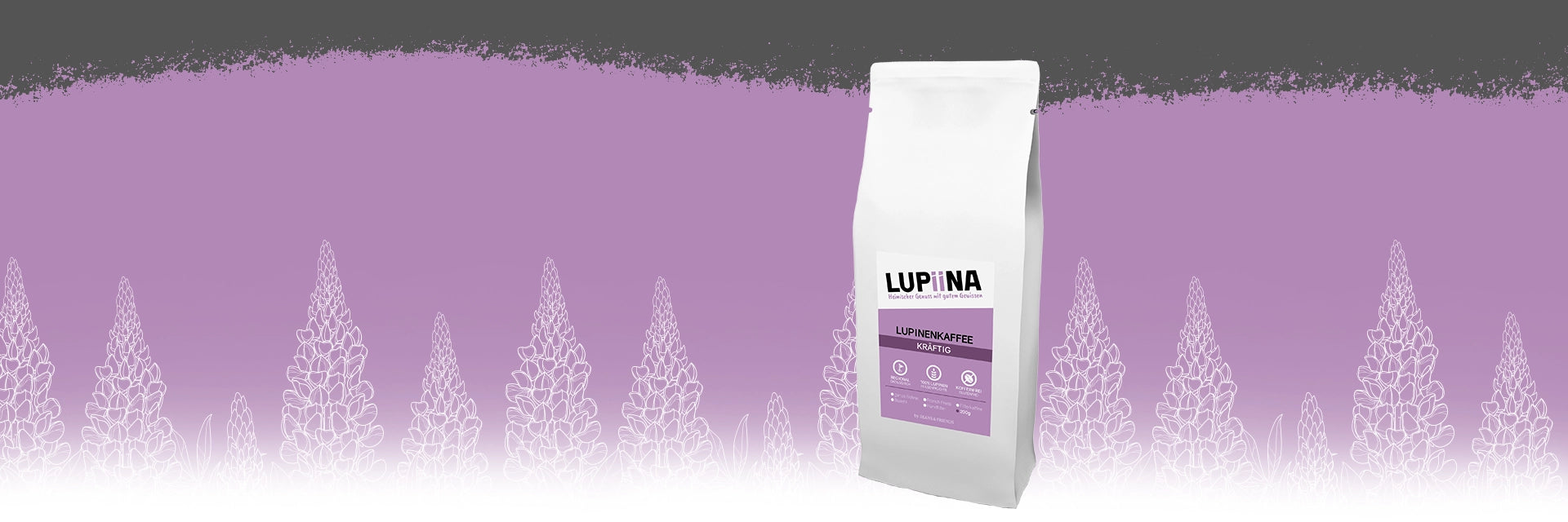Banner für die Rubrik ‚Lupinenkaffee‘ – Zartes Lila als Hintergrund mit grafischen Lupinenblüten. Die Verpackung des Lupinenkaffees kräftig wird prominent dargestellt und unterstreicht das natürliche, blumige Aroma des Kaffees.“