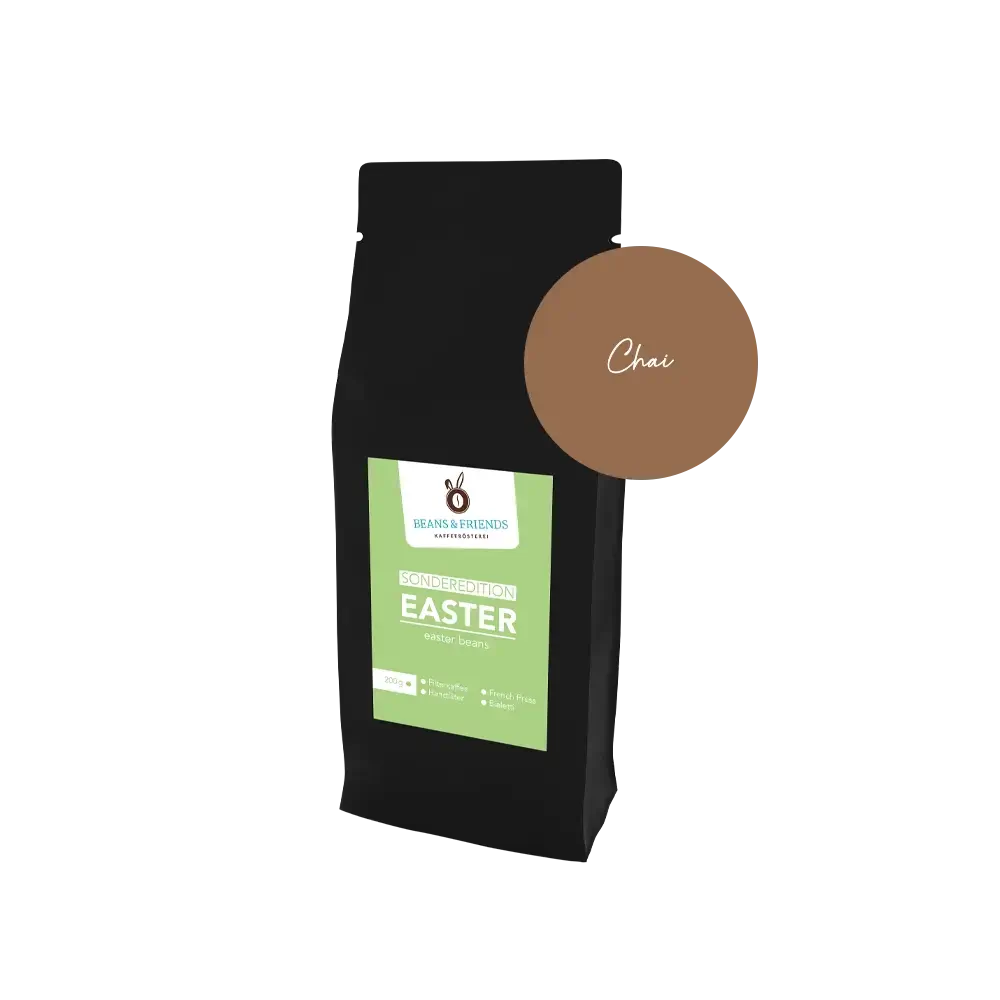 Easter Coffee Chai – Edle schwarze Verpackung mit frühlingshaftem grünen Etikett und runder Aufkleber, der die Geschmacksrichtung der Sorte anzeigt.