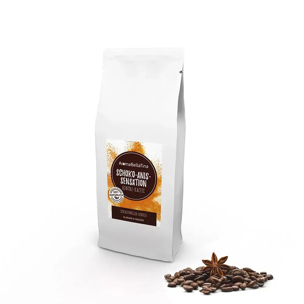 Schoko Anis Sensation Kaffee in weißer Papier-Aromatüte mit einem farbigen Etikett. Das Design spiegelt die Farbenpracht der Gewürzwelt wider und hebt die Sternanisnote des Kaffees hervor.
