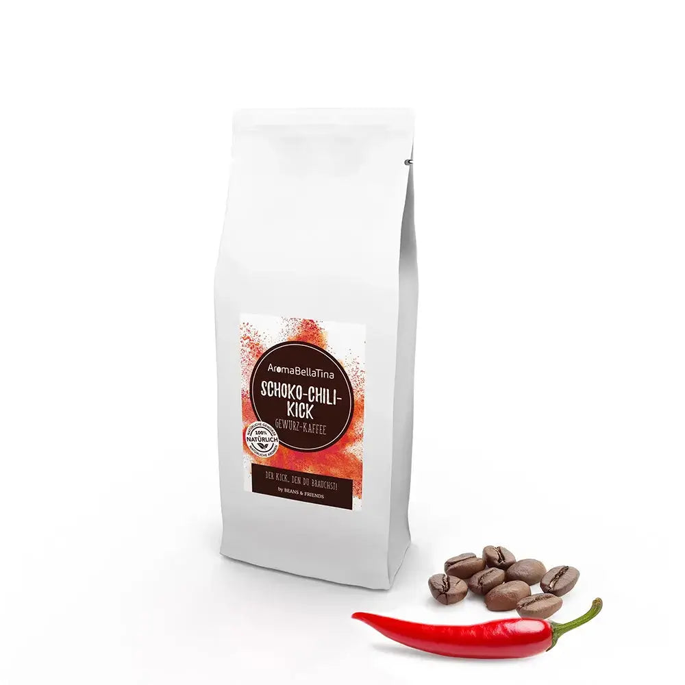 Schoko Chili Kick Kaffee in weißer Papier-Aromatüte mit einem farbigen Etikett. Das Design spiegelt die Farbenpracht der Gewürzwelt wider und hebt die scharfe Chilinote des Kaffees hervor.