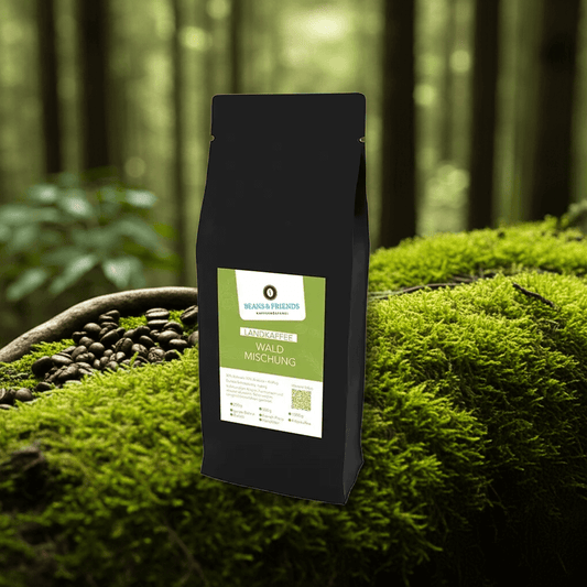 Die Tüte „Waldkaffee“ eingebettet in eine Waldszene mit moosbedecktem Boden, liegenden Baumstämmen und Kaffeebohnen – ein naturnaher Kaffeegenuss mitten im Grünen.