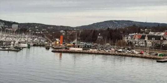 Alt-Tag für Bild 20: **„Boot fährt in die Hafeneinfahrt mit Blick auf den Hafen von Oslo.“**