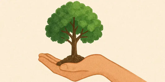 Bleistiftzeichnung einer Hand, die einen kleinen Baum hält – Symbol für unser Baumprojekt.