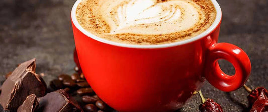 Feuerrote Tasse mit Chilicappuccino – Rezept für würzigen Chilikaffee.