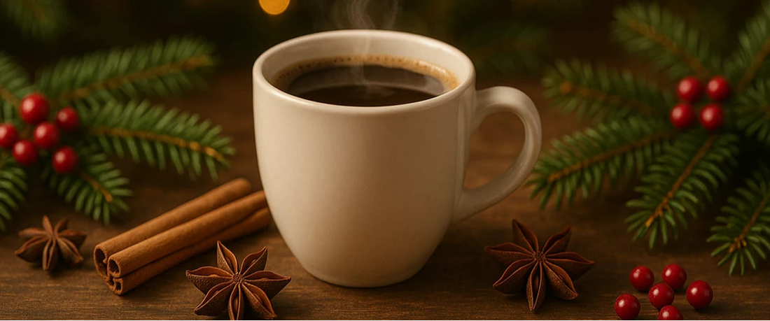 weihnachtliche Stimmung mit einer Tasse Weihnachtskaffee und Zimtstangen
