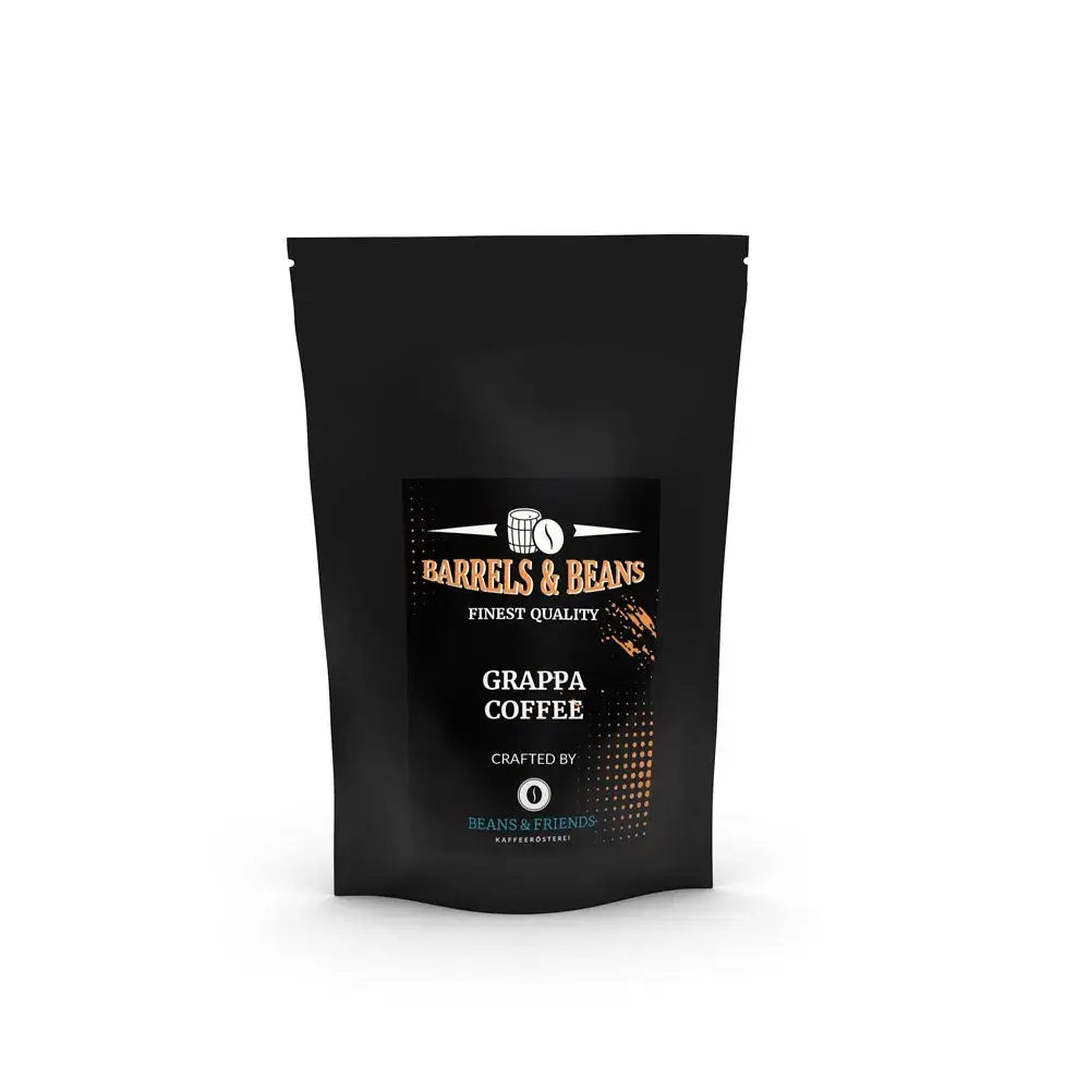 Grappa Kaffee in edlen Tüten – Schwarze Tüte mit auffälligem Etikett, das eine Fassgrafik in Schwarz und orange zeigt, passend zur Grappa-Note des Kaffees.