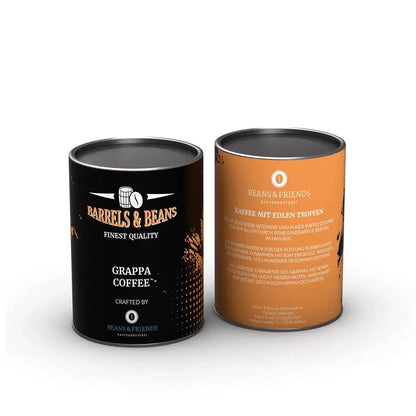 Grappa Kaffee in edler Dose – Schwarze Dose mit auffälligem Etikett, das eine Fassgrafik in Schwarz und Orange zeigt, passend zur Grappa-Note des Kaffees. 