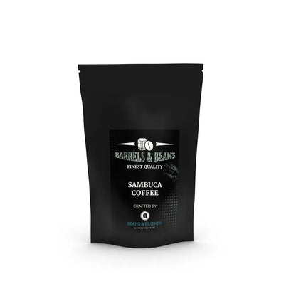 Sambucca Kaffee in edlen Tüten – Schwarze Tüte mit auffälligem Etikett, das eine Fassgrafik in Schwarz und grün zeigt, passend zur Sambucca-Note des Kaffees. 