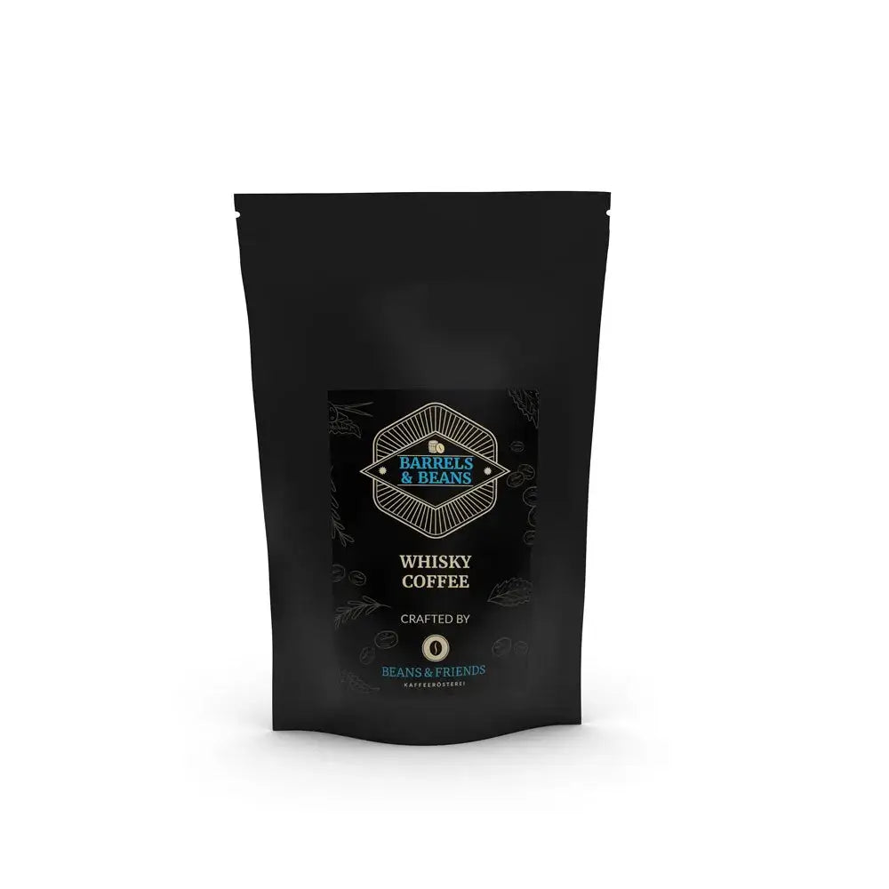 Glenlivet Kaffee in edlen Tüten – Schwarze Tüte mit auffälligem Etikett, das eine Fassgrafik in schwarz, braun, gold und blau zeigt, passend zur Whisky-Note des Kaffees. 