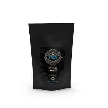 Glenlivet Kaffee in edlen Tüten – Schwarze Tüte mit auffälligem Etikett, das eine Fassgrafik in schwarz, braun, gold und blau zeigt, passend zur Whisky-Note des Kaffees. 