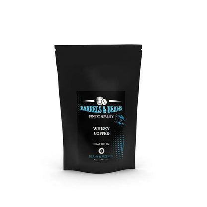 Auchentoshan Whisky Kaffee in edlen Tüten – Schwarze Tüte mit auffälligem Etikett, das eine Fassgrafik in Schwarz und blau zeigt, passend zur Whisky-Note des Kaffees. 