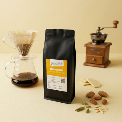 Balance Mittel-Kräftig Kaffee für Handfilter – Blend aus 85 % Arabica und 15 % Canephora mit Schokolade, Mandel und feiner Würze, vollmundig und ausgewogen.