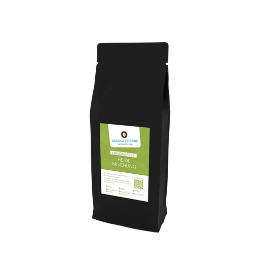 Schwarze Papiertüten mit grünem Etikett und Heidemischung kaffee-Aufdruck.