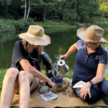 „Tina und Doris an einem idyllischen kleinen See im Wald, brühen per Hand einen Röstkaffee aus der Serie Outdoor – Alleskönnerkaffee. Umgeben von der Natur genießen sie den Moment und den unverwechselbaren Geschmack.“
