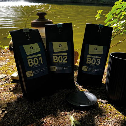 „Ein kleiner grüner See mit aufwirbelndem Wasser – die perfekte Umgebung, um unsere drei Sorten aus der Outdoorserie ‚Alleskönner‘ zu präsentieren. Die Röstkaffees harmonieren wunderbar mit der natürlichen Energie des Wassers und der frischen Atmosphäre.“

