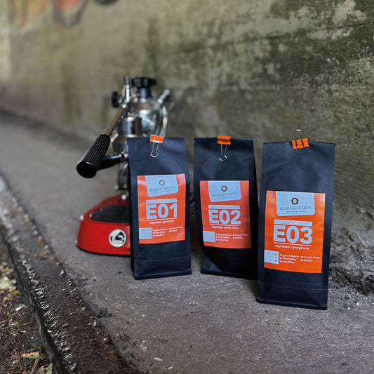 „Urban, kalt und aus Beton – doch unsere Espressi-Sorten in Orange verwandeln diese Atmosphäre mit der passenden italienischen Aufbrühmethode in ein kleines Stück Italien. So besonders und großartig sind auch unsere Espressis – ein Genuss, der begeistert.“
