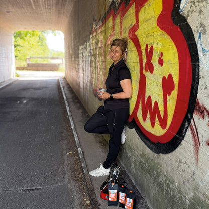 „In einer urbanen Umgebung, in einem Tunnel mit Graffiti, bietet sich der perfekte Moment, die Augen zu schließen und abzuschalten. Gleichzeitig präsentieren wir unsere Espressosorten – Espresso Crema Gourmet, Espresso Bella Italia und Espresso Canephora. Ein stimmungsvolles Bild, das sich harmonisch mit der Graffitikunst verbindet.“

