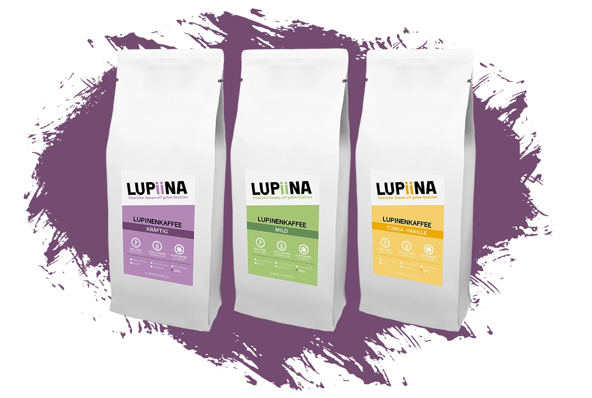 Kategoriebild für Lupinenkaffee Lupiina, zeigt in einem lila Farbklecks die drei Sorten: Lupiina Mild (grün), Lupiina Kräftig (lila) und Lupiina Vanille (gelb). Vielfalt an hochwertigem Kaffeeersatz aus Lupinen für eine gesunde Alternative