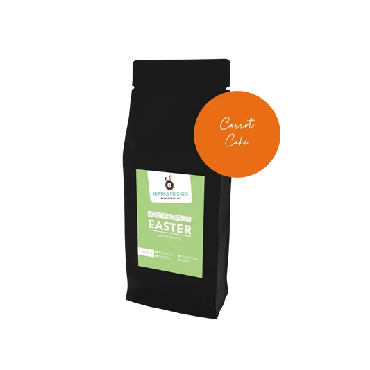Easter Coffee Carrot Cake – Edle schwarze Verpackung mit frühlingshaftem grünen Etikett und runder Aufkleber, der die Geschmacksrichtung der Sorte anzeigt.