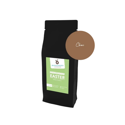 Easter Coffee Chai – Edle schwarze Verpackung mit frühlingshaftem grünen Etikett und runder Aufkleber, der die Geschmacksrichtung der Sorte anzeigt. 
