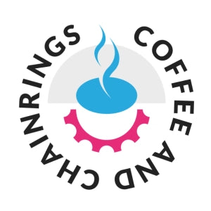 „Coffee ChainRings Logo – Fahrradritzeln mit einer Tasse Kaffee in Pink und Blau, verbindet Fahrradsport und Kaffeegenuss.“