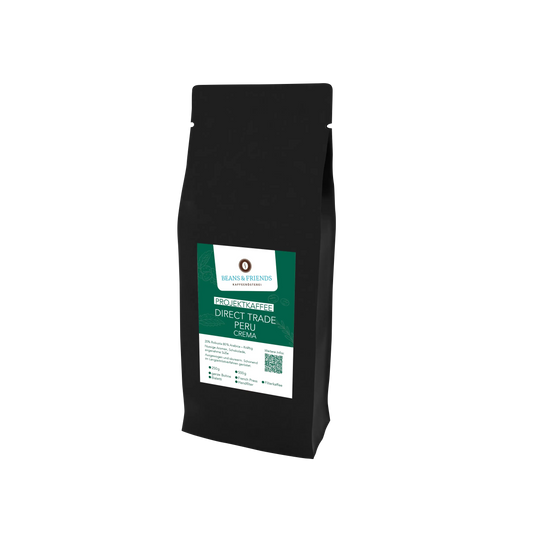 „Projektkaffee Crema in schwarzer Papiertüte mit Aromaventil – Dunkelgrünes Etikett für den Fairtrade-Kaffee aus Peru. Dieser hochwertige Kaffee unterstützt nachhaltigen Anbau und fairen Handel, ideal für Kaffeeliebhaber, die Wert auf soziale Verantwortung legen.“