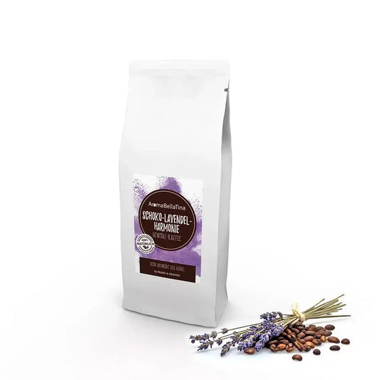 Schoko Lavendel Harmonie Kaffee in weißer Papier-Aromatüte mit einem farbigen Etikett. Das Design spiegelt die Farbenpracht der Gewürz und Blütenwelt wider und hebt die beruhigende Lavendelnote des Kaffees hervor.