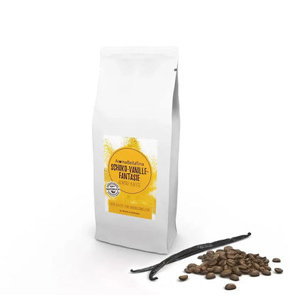 Schoko Vanille Fantasie Kaffee in weißer Papier-Aromatüte mit einem farbigen Etikett. Das Design spiegelt die Farbenpracht der Gewürzwelt wider und hebt die Vanillenote des Kaffees hervor.