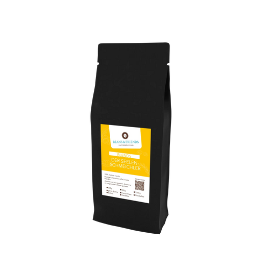 Balance Kaffee  "Der Seelenschmeichler" in schwarzer Papiertüte mit Aromaventil – Strahlend gelbes Etikett, die die Harmonie und Ausgewogenheit der Kaffeesorte widerspiegelt. Ideal für Filtermethoden oder Vollautomaten, bietet dieser Kaffee ein ausgewogen