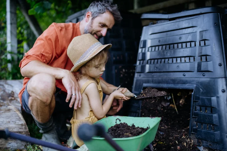 Vater und Tochter bei der Gartenarbeit mit Kaffeenaturdünger